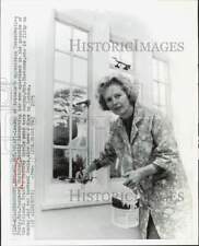 1975 Press Photo Margaret Thatcher decorates apartment at Lamberhurst, England picture