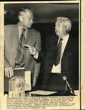 1970 Press Photo David Kennedy talks with John Veneman at hearing in Washington picture