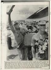 1969 Press Photo Soldiers board Plane at Saigon's Tan Son Nhut Airport picture