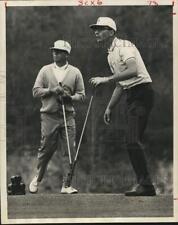 1967 Press Photo John Cain and Stan Binion watch ball during golf game picture