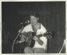 1980 Press Photo Musician Kevin Mullaney Sings And Plays Guitar - mjp25529 picture