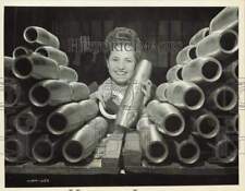1942 Press Photo Woman inspects 25-pound shells in Ontario, Canada factory picture