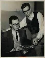 1955 Press Photo Kent State Univ. debaters John Morrow and Carl Oglesby picture