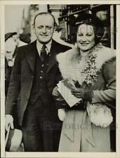 1938 Press Photo Newlyweds Janet Hamilton-Smith & Gilbert Bailey pose in London picture