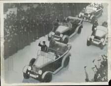 1938 Press Photo Drawing of Adolf Hitler waving to crowd from a car in Vienna picture