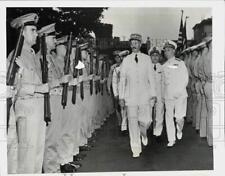 1943 Press Photo French Naval Mission Passes Marine Guard at New York Navy Yard picture