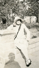 G898 Original Vintage Photo WOMAN IN BIG HAT c 1920's picture