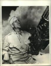 1943 Press Photo Robert Reeves trains at the Anti-aircraft Artillery School picture