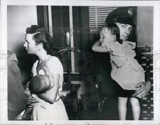 1950 Press Photo Mrs. Maria Pagliere with her two children at police station picture