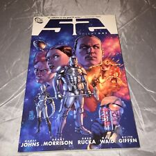 52 by J. G. Jones, Mark Waid, Geoff Johns, Grant Morrison and Greg Rucka (2007, picture