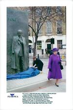 Queen Elizabeth unveils Raoul Wallenberg statue... - Vintage Photograph 738558 picture