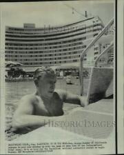 1968 Press Photo California Senator George Murphy in Pool, Reads News, Florida picture