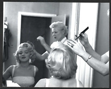 HOLLYWOOD MARILYN MONROE ACTRESS HAVING A HAIRSTYLE VINTAGE DBLWT ORIGINAL PHOTO picture