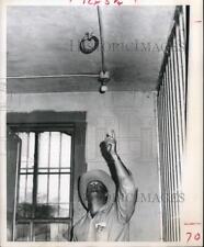 1963 Press Photo Sheriff Woodruff Points to Ring Held Noose in Coldspring, Texas picture