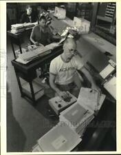 1989 Press Photo Post Office Operators at Flat Sorting Machine, North Syracuse picture