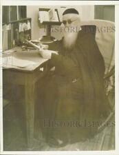 1934 Press Photo California historian Rev. Father Zephyrin Engelhardt at work picture