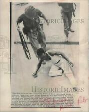 1964 Press Photo White Mercenary Kicks Congolese Rebel, Stanleyville, Congo picture