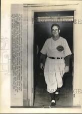 1950 Press Photo Cincinnati Reds manager Luke Sewell walks out door. - hps01905 picture