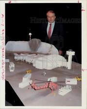 1990 Press Photo Sasakawa Center Director Larry Bell with Space Facility Model picture