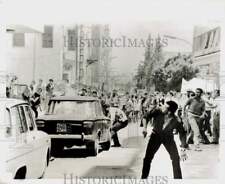 1967 Press Photo Demonstrators throw rocks to British Bank in Beirut, Lebanon picture
