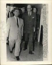 1954 Press Photo James Roosevelt strides into Superior court in Pasadena, Ca. picture