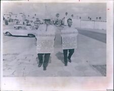 1965 Pickets From 2 Unions Protest Mgm Bounty Exhibit Workers Strikes Photo 8X10 picture
