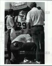 1989 Press Photo Hanford Dixon has a leg cramp rubbed out on the sidelines picture