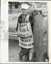 1966 Press Photo Brotherhood of Locomotive Firemen and Enginemen strikers. picture