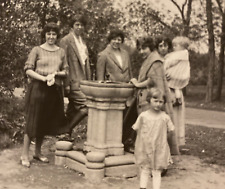 1920s Women Ladies & Girls Gathered Around Water Fountain Original Photo P12b7 picture