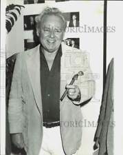 1981 Press Photo Carroll O'Connor at John Wayne Cancer Clinic at UCLA picture