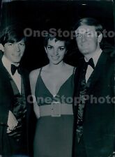 1967 Lovely LIZA MINNELLI w/husband Peter Allen & Chris Allen Press Photo picture