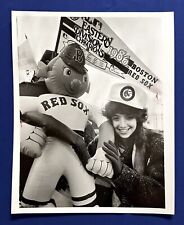 1986 ORIGINAL BASEBALL PRESS PHOTO BOSTON RED SOX FAN CUTE GIRL W/ PENNANT picture