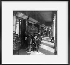 1907 Photo Shops and shoppers in the popular Rue de Rivoli, Paris picture
