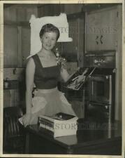 1954 Press Photo Wanda Jennings, Mrs. America of 1955 on her way to the Yambilee picture