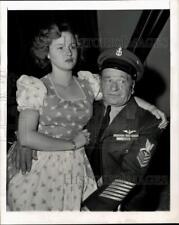1944 Press Photo Child actress Carol Ann Beery with her father Wallace picture