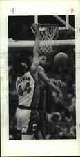 1989 Press Photo Syracuse U basketball player Derrick Coleman has shot blocked picture
