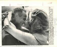 1962 Press Photo Astronaut Scott Carpenter is greeted by wife Rene in Florida picture