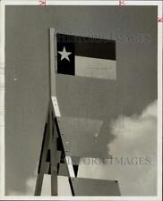 1970 Press Photo Texas Flag with Reversed Stripes at Beef & Sea Restaurant picture