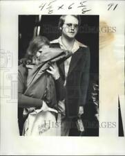 1976 Press Photo Patricia Barr Escorted by Orleans Parish Police for Abandonment picture