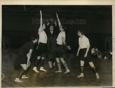 1926 Press Photo Coach Wilhelmine Meissner & basketball team at Hunter College picture