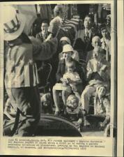 1975 Press Photo Emperor Hirohito, Empress Nagako enjoy a parade at Disneyland picture