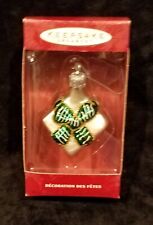 Hallmark Keepsake LIL' GIFT Green Bow Hand-Blown Christmas Glass Ornament, 2000 picture