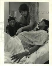 1984 Press Photo Baylor midwife intern Charlotte Gish with Vera & Rolando Rosa picture