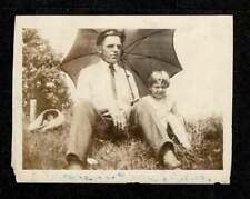 1920s/30s MAN/FATHER DAUGHTER UMBRELLA HAT OFF OLD/VINTAGE PHOTO SNAPSHOT- J374 picture