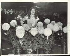 1931 Press Photo Marian Gray with chrysanthemum at show in Grosse Pointe picture