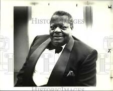 1988 Press Photo Oscar Peterson at back stage during concert at State Theater picture