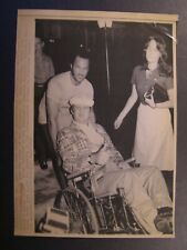 AP Wire Press Photo 1981 James Brady in wheelchair first trip home thumbs up picture