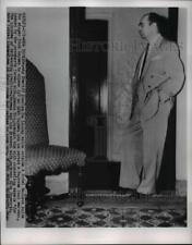 1954 Press Photo Sheriff Charles Lancey Waits For Singer Dick Haymes to Appear picture