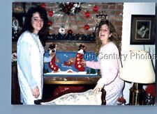 FOUND COLOR PHOTO I+4279 PRETTY TEEN GIRLS IN PAJAMAS POSED picture