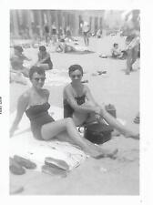 A DAY AT THE BEACH Vintage FOUND PHOTOGRAPH Black+White ORIGINAL 29 60 O picture